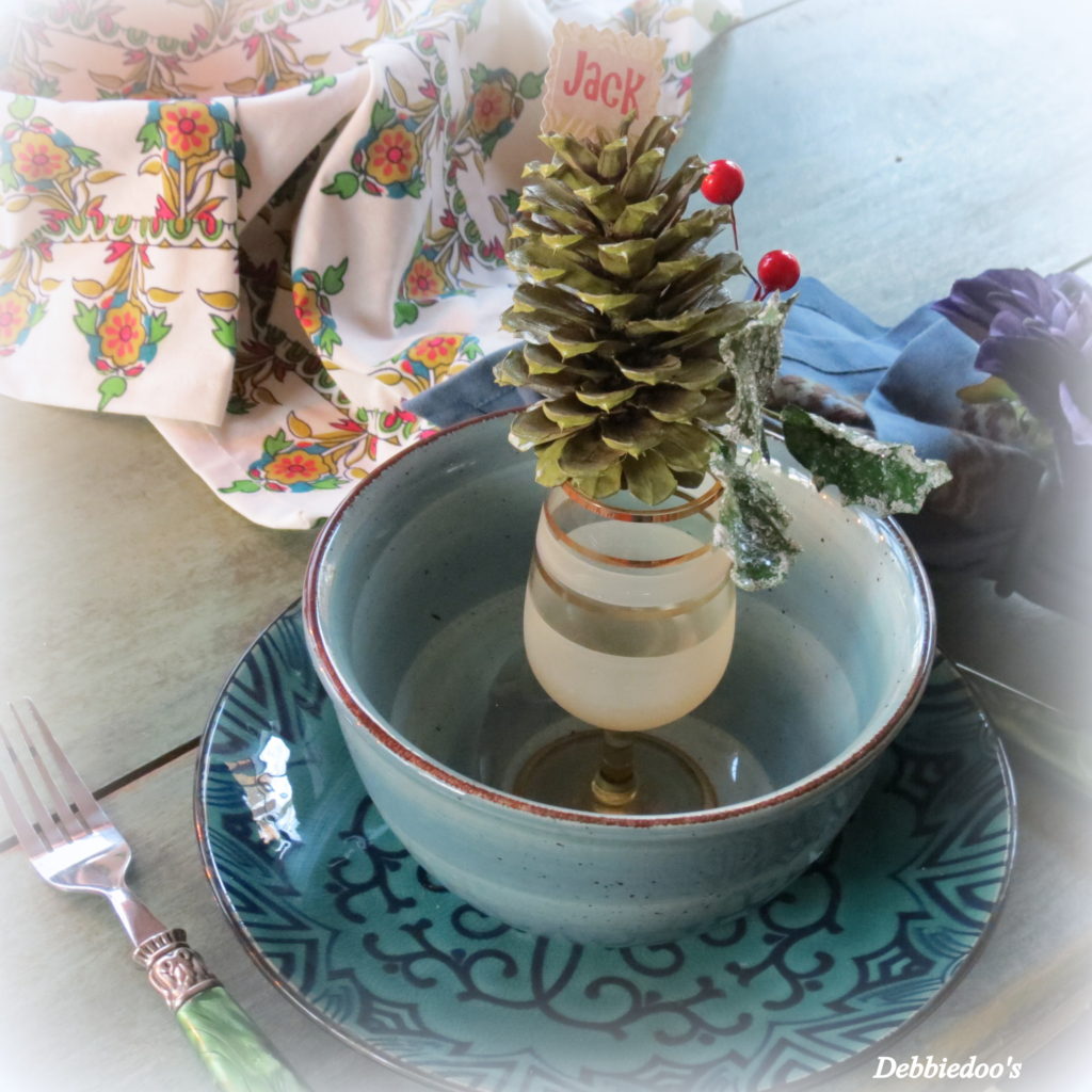 pretty-christmas-table-scape-idea-with-pine-cones