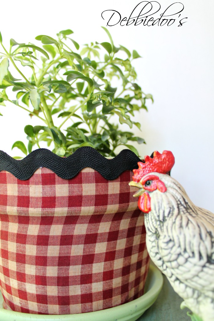 Mod podge terra cotta pots with fabric and a vintage recipe book 018