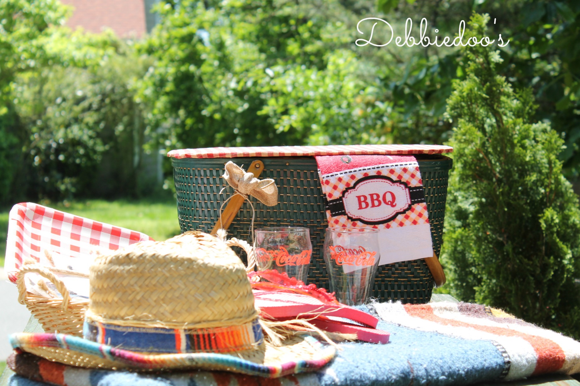picnic on the patio with a repurposed vintage picnic basket 010