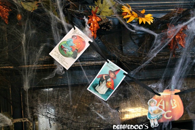 Halloween porch and mantel 078