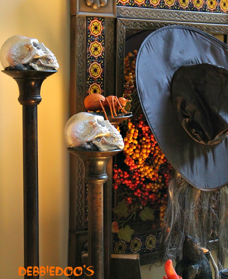 Halloween porch and mantel 084