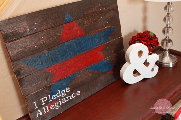 Patriotic-Entry-Way-with-USA-Pallet-Art-from-Sweet-Rose-Studio-1-1024x682