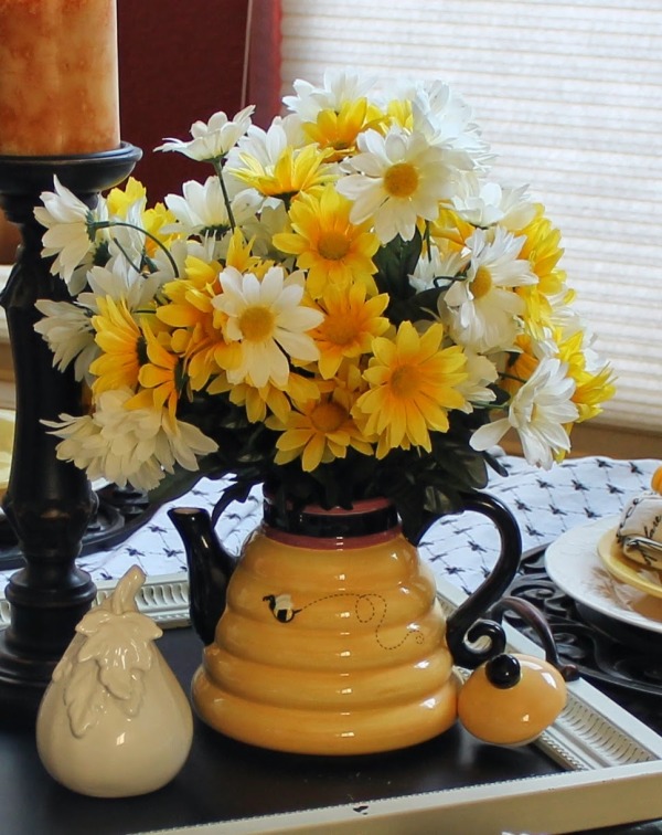 Bumblebee table scape