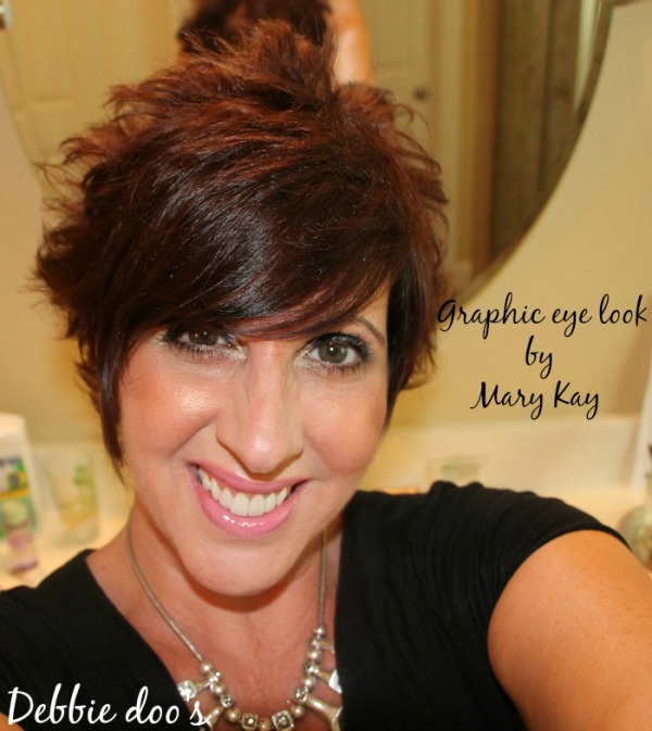 Graphic eye look by Mary Kay