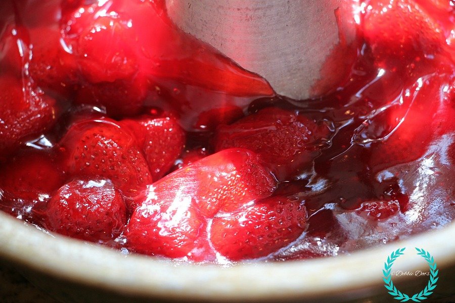 how to make a strawberry dump cake