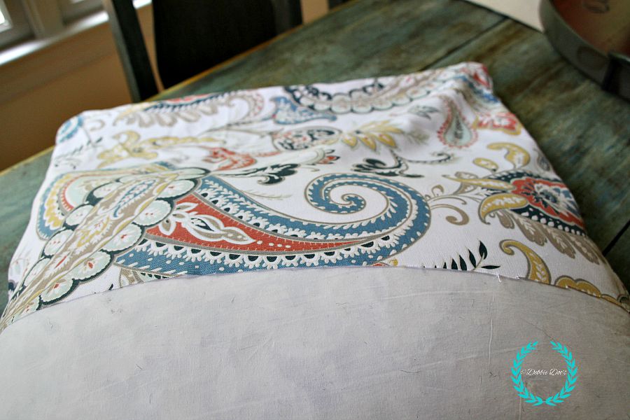 How to make a no-sew pillow out of a tablecloth