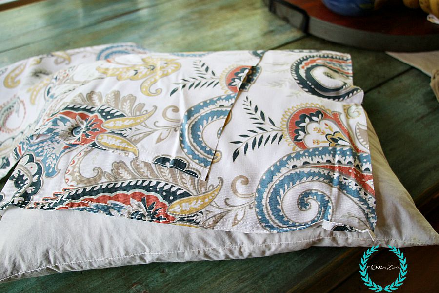 no-sew tablecloth pillow idea