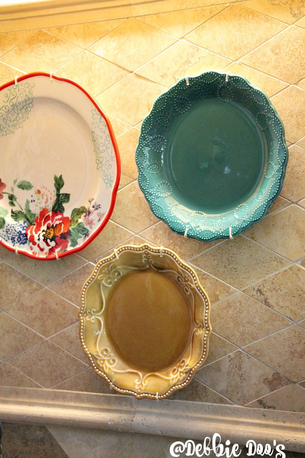 Decorating with plates in the kitchen