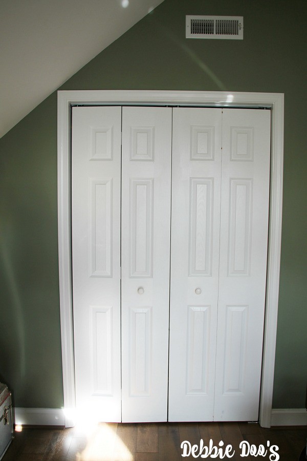 Plain white builder grade closet doors makeover to look like wood