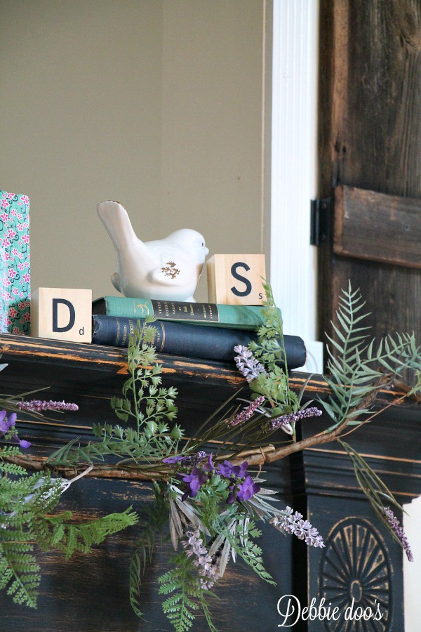 How to decorate the spring mantel with a bird theme