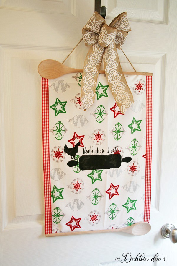 Christmas door hanger idea with Debbiedoo's exclusive stencil