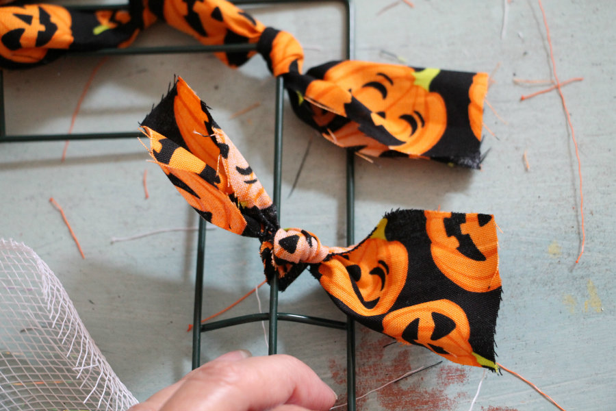 diy-fall-and-halloween-wreath-using-a-wire-wreath-form-frame