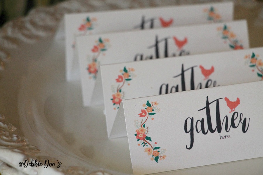 Holiday place setting cards ready to print and fold for free