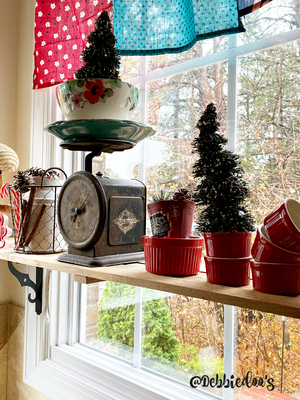 Country Christmas kitchen decorating