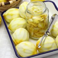 Soaking Lemon Peels in White Vinegar What It Cleans and Where It Can Cause Damage